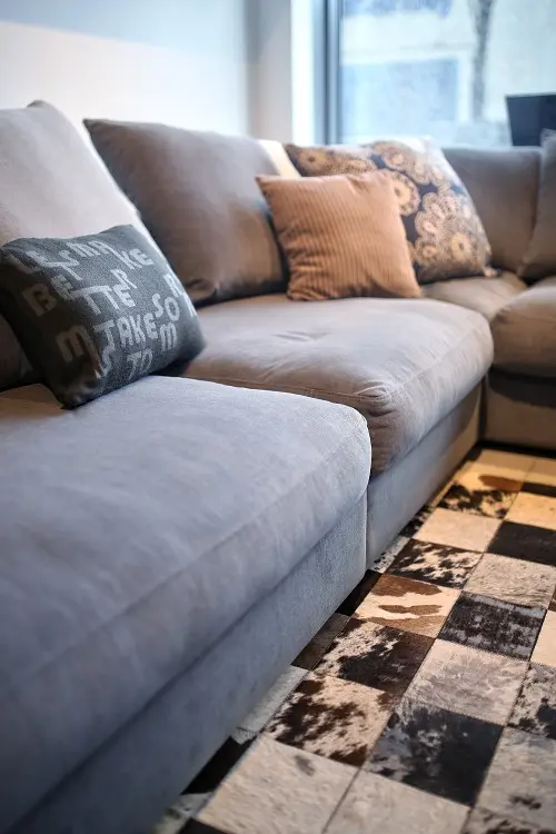 kaboompics.com Comfortable grey couch with pillows 8aa00